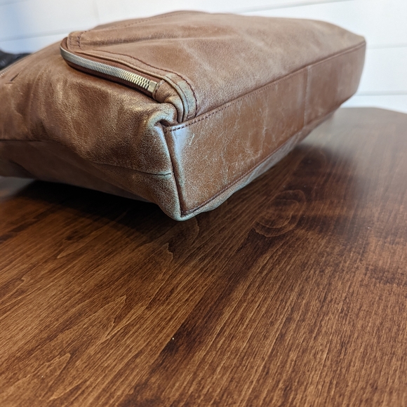 HOBO Quinn Crossbody - Picture 6 of 9